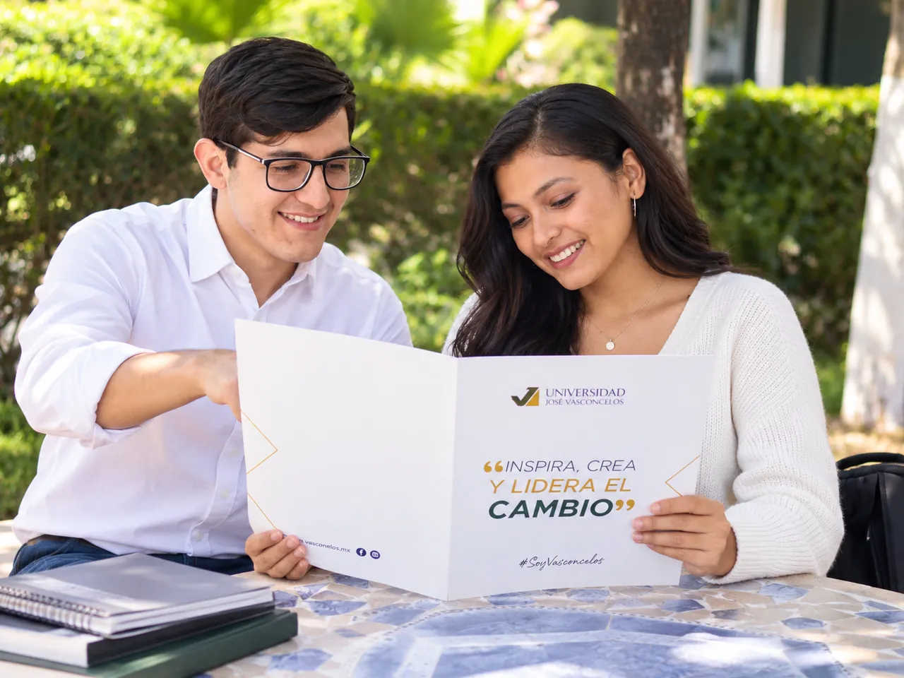 Alumnos revisando un folleto de la universidad