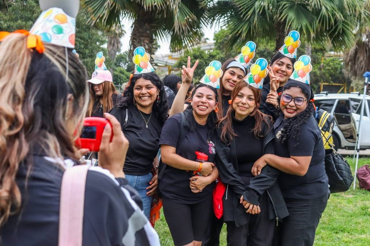 Estudiantes celebrando juntos el Día del Estudiante