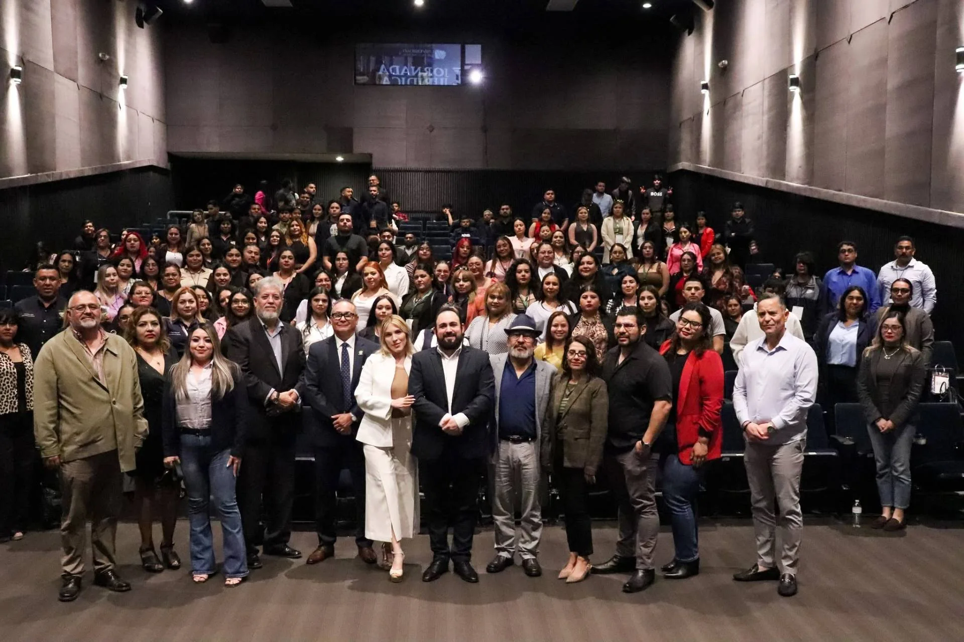 Comunidad de la Universidad José Vasconcelos reunida en un encuentro institucional