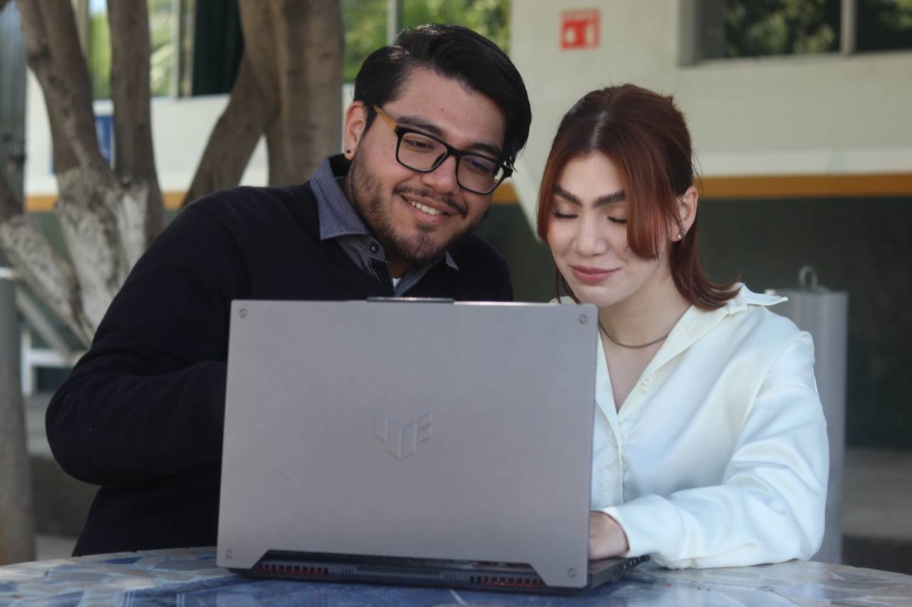 Estudiantes universitarios trabajando juntos en el campus