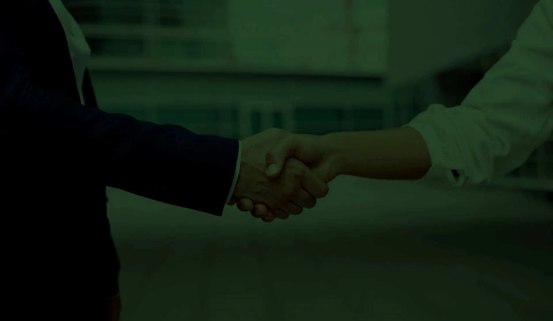Representantes estrechando las manos para formalizar una colaboración