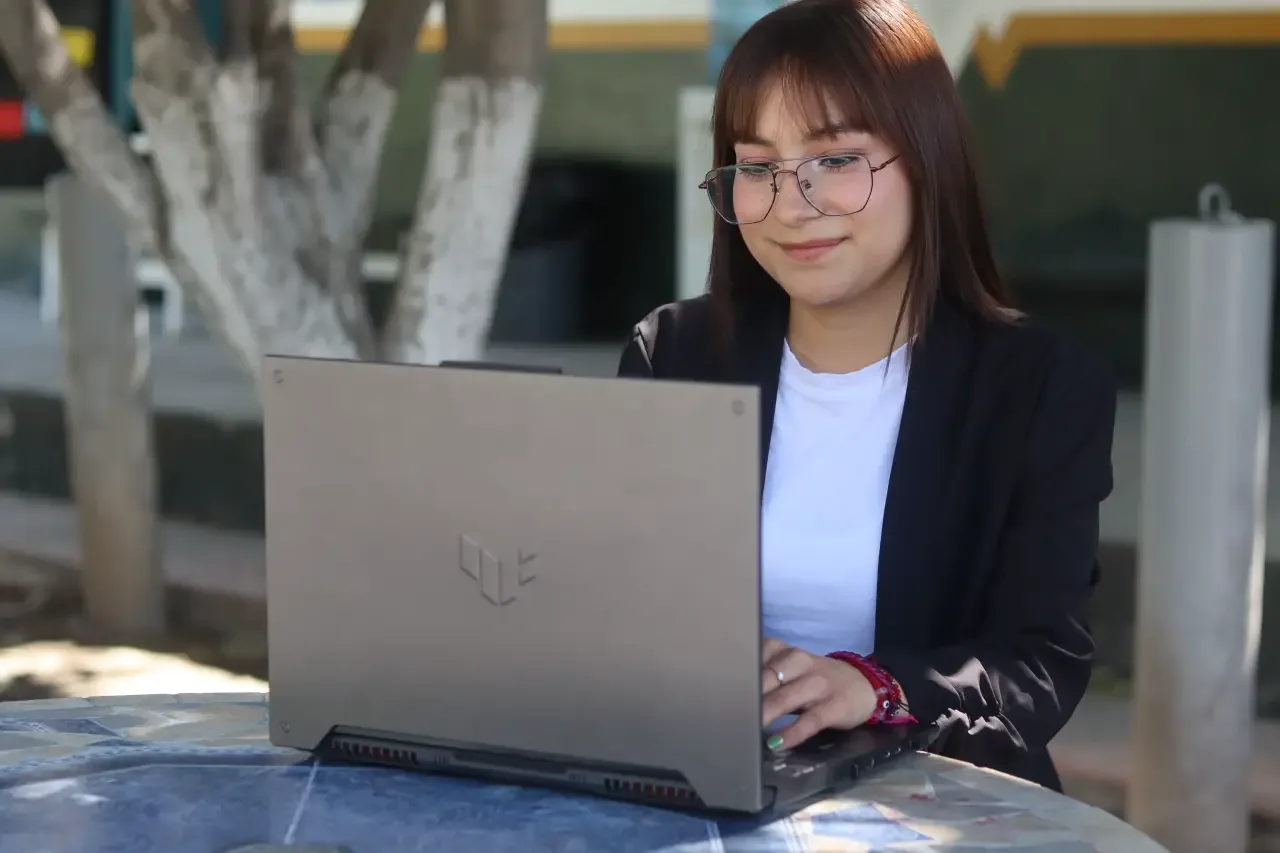 Estudiante de la Universidad José Vasconcelos en el campus